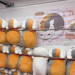 oreiller peluche chaton sourire blanc orange gris rose yeux fermés cartoon mignon joues rouges