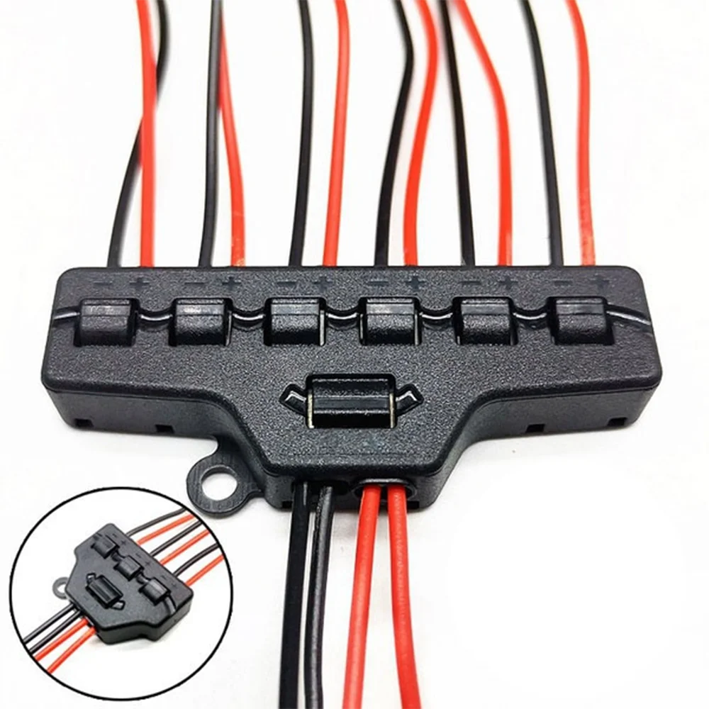 prise électrique moderne noire basse tension multifentes fixée visuellement opaques fonctionnelle