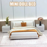 lit miniature poupée blanc tissus texturés moderne couettes oreillers table chevet lampe tapis minimaliste