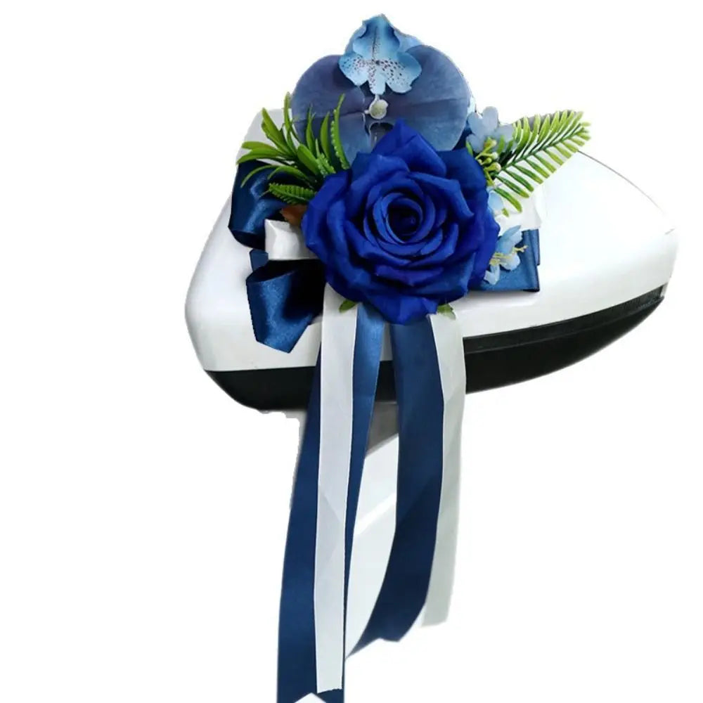 décoration florale voiture mariage fleurs artificielles roses orchidées feuilles vertes rubans satinés élégant blanc