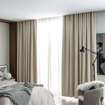 Voilage élégant pour chambre moderne, idéal pour filtrer la lumière naturelle tout en préservant l'intimité. Complément parfait pour une décoration contemporaine, ces rideaux créent une ambiance chaleureuse et accueillante. Convient aux espaces de vie, chambres à coucher ou bureaux pour un style épuré et raffiné.