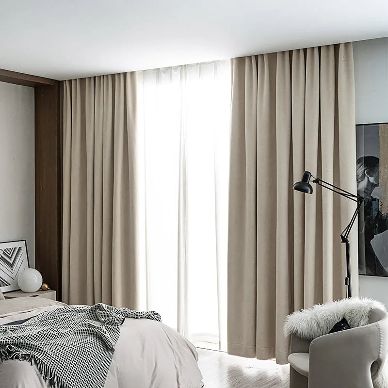 Voilage élégant pour chambre moderne, idéal pour filtrer la lumière naturelle tout en préservant l'intimité. Complément parfait pour une décoration contemporaine, ces rideaux créent une ambiance chaleureuse et accueillante. Convient aux espaces de vie, chambres à coucher ou bureaux pour un style épuré et raffiné.