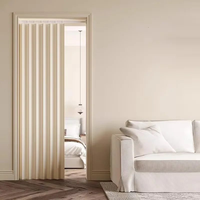 rideau plissé moderne porte intérieure beige clair tissu texturé plis verticaux opacité variable barre
