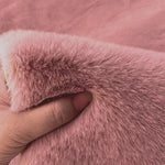coussin peluche gris clair fourrure synthétique douce moderne poignée cuir beige