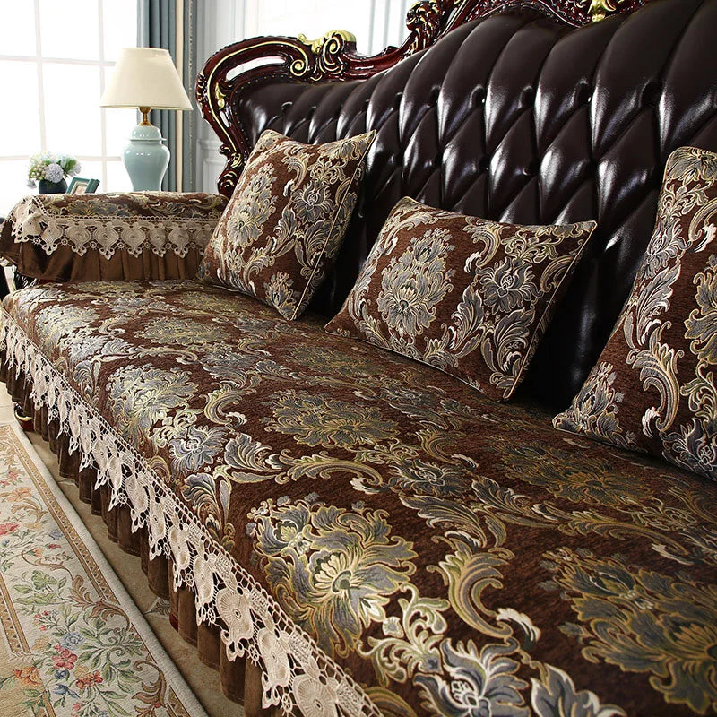 Un canapé rembourré de style baroque avec un motif floral et un siège en cuir de couleur foncée, donnant une atmosphère élégante et raffinée à la pièce.