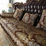 Un canapé rembourré de style baroque avec un motif floral et un siège en cuir de couleur foncée, donnant une atmosphère élégante et raffinée à la pièce.