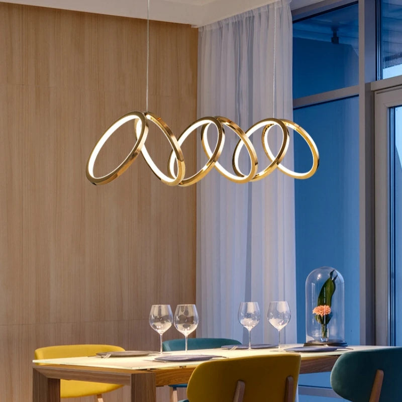 suspension lumineuse moderne or anneaux superposés salon restaurant led chambre principale