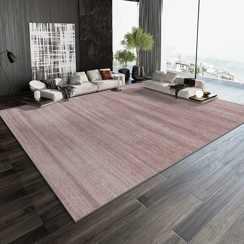 Une élégante pièce de conception moderne avec des canapés confortables, des plantes décoratives et de grandes fenêtres offrant une vue sur l'extérieur.