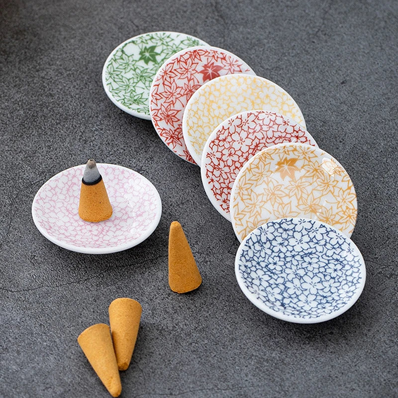 assiettes decoratives assissses fleurs geometriques couleurs multiples blanc vert rouge jaune bleu artisanal