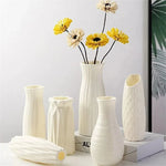 vases blancs modernes rayures horizontales rose pâle vert clair décoration intérieure minimalistes
