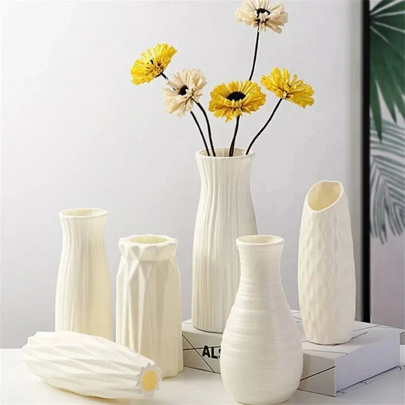 vases blancs modernes rayures horizontales rose pâle vert clair décoration intérieure minimalistes