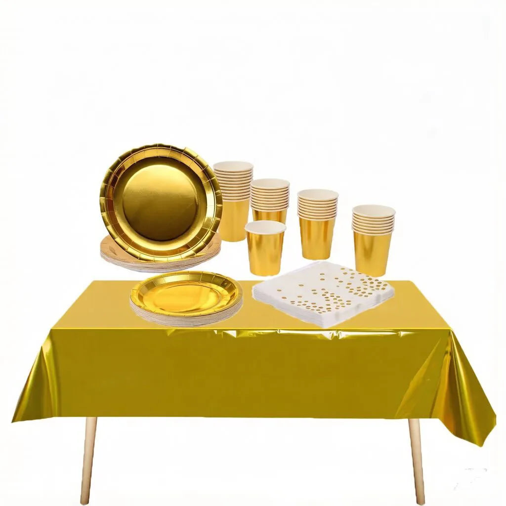 assiettes dorées gobelets or serviettes festives pailles élégantes tablecloth occasionnels
