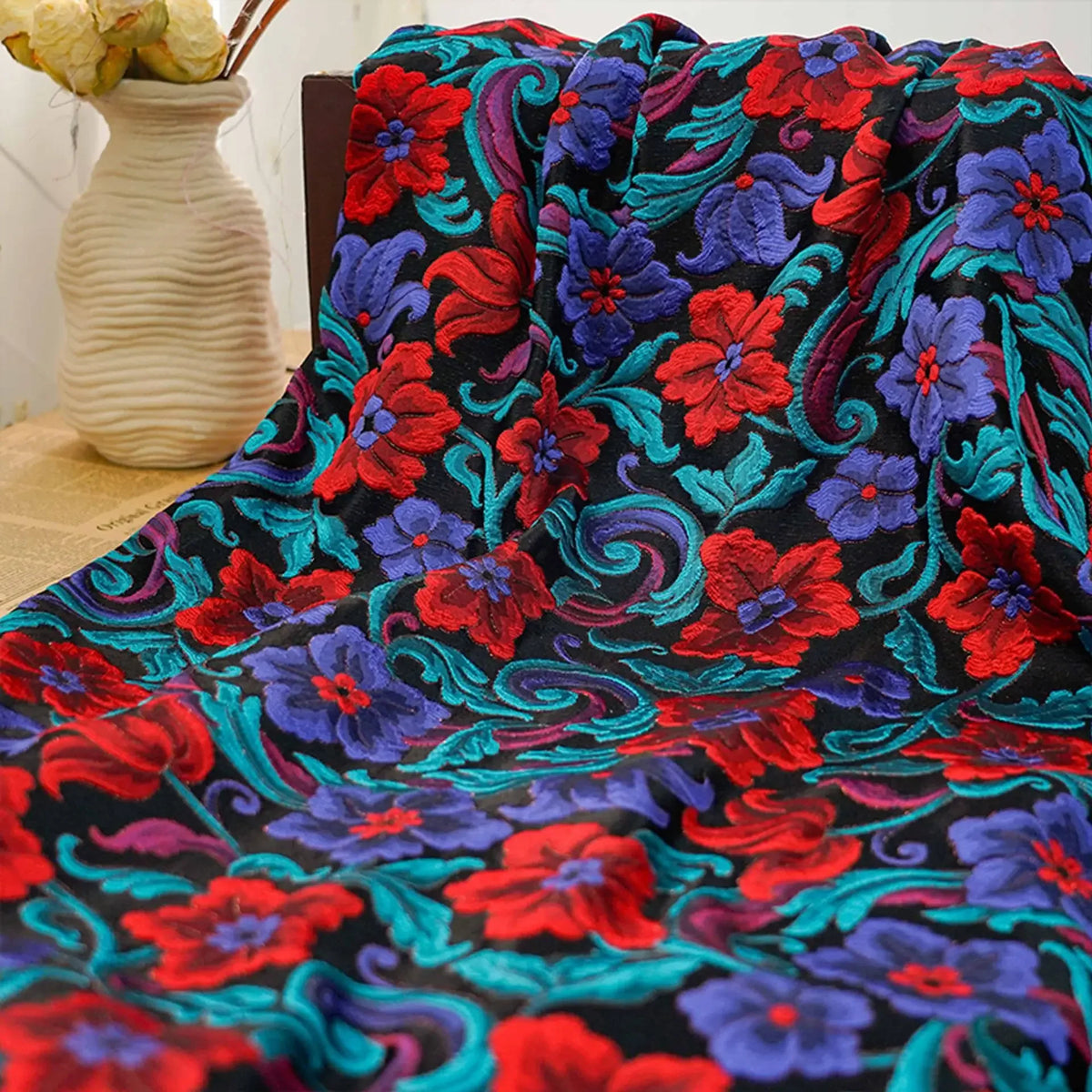 tissu brodé polyester largeur 155cm motifs floraux ethniques noir rouge bleu violet jupes robes