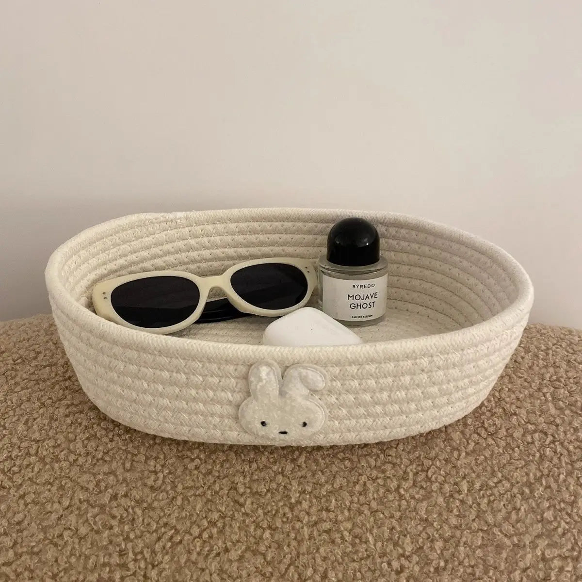 rangement tressé kawaii blanc motif lapin accessoire cosmétique organisation maquillage coiffeuse chambre blanc scandinave