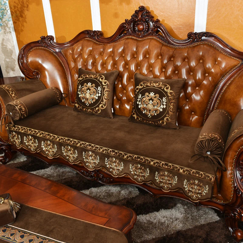 Élégant canapé de style victorien en bois sculpté et en cuir avec des détails dorés et ornementaux, offrant un confort et une sophistication dans une décoration d'intérieur luxueuse.