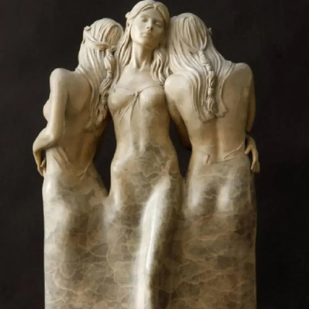 sculpture contemporaine trois déesses résine beige marron granuleux drapé étagère bois plante verte pot