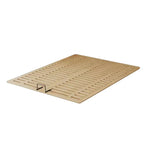 lit plateau bois moderne minimaliste sommier tapissé beige oreillers plaid géométrique tapis minimaliste