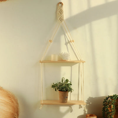 Étagère murale flottante en macramé et bois de pin style boho vue de face