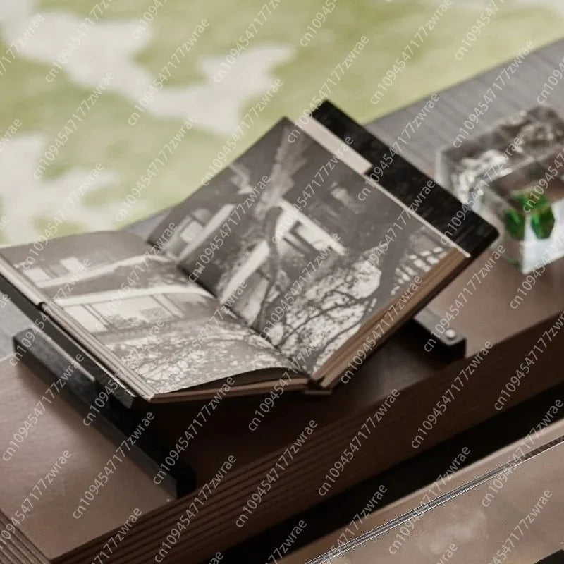 présentoir livres bois minimaliste moderne décoration table salon noir marron pages texturées vases fleurs