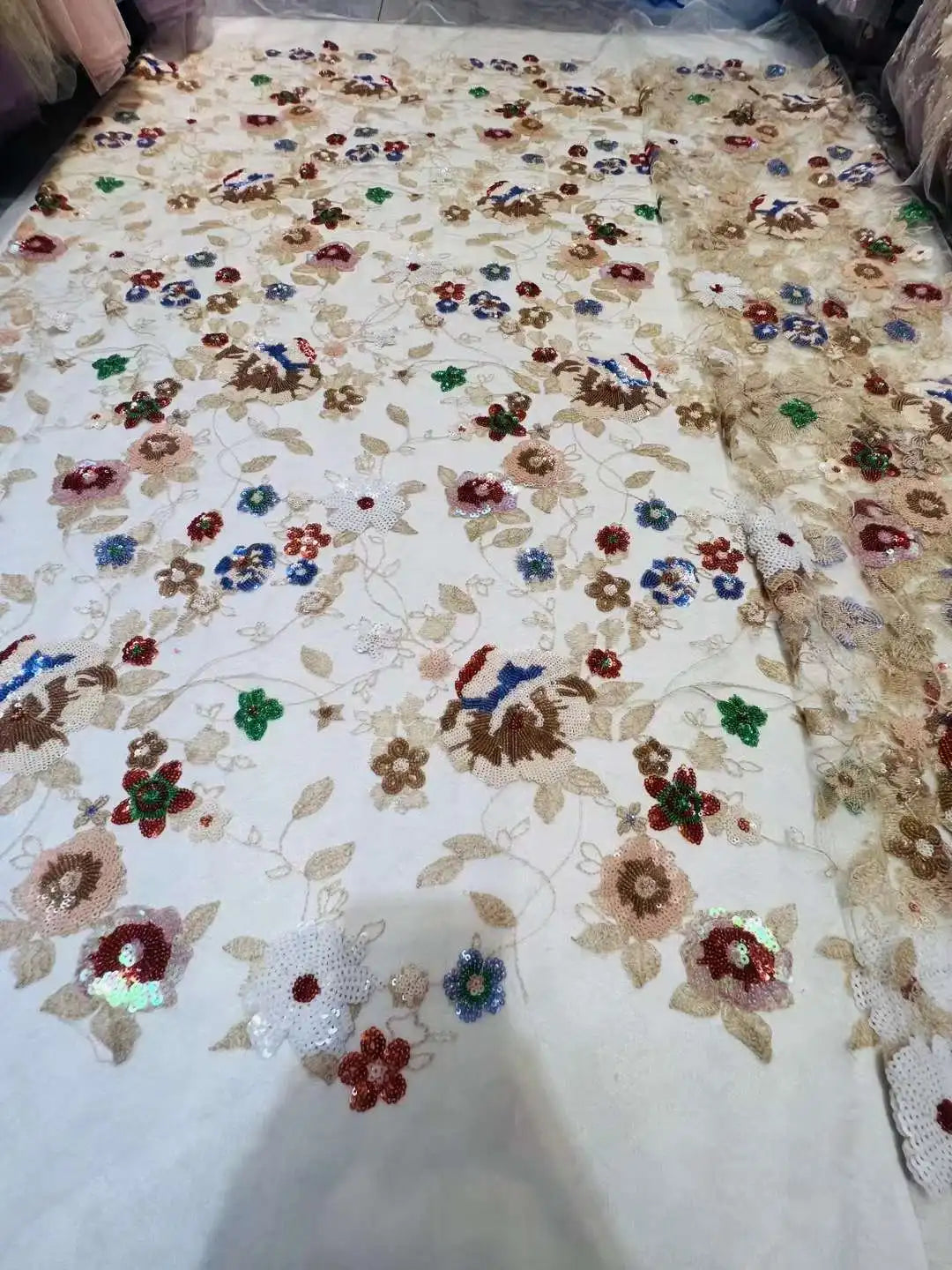 tissu brodé fleurs colorées paillettes sequins polyester vert beige rose rouge bleu soirée mariage