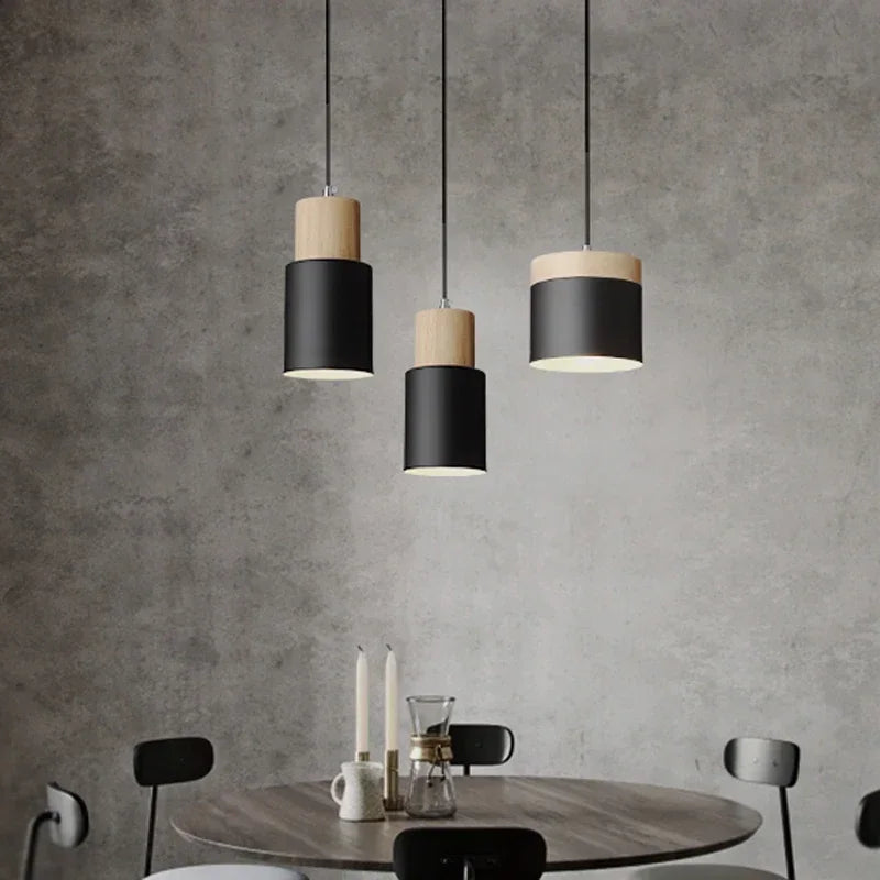 Lampe suspension noire éclairant un bar moderne avec ambiance chaleureuse