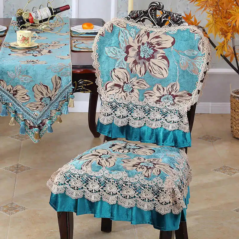 Chaises rembourrées à motifs floraux de couleur turquoise avec des accents de dentelle blanche, un élément de décoration élégante pour une salle à manger.