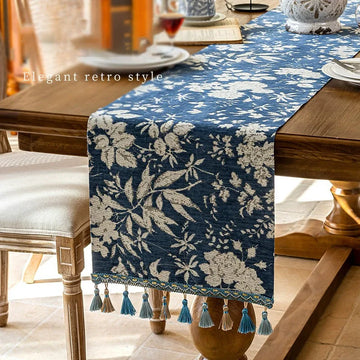 chemin table bleu marine blanc motif fleurs tissé franges classique rustique maison