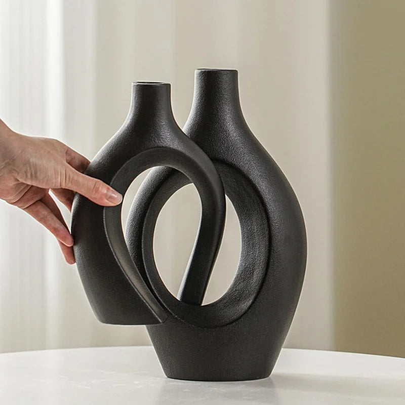 vases decoratifs modernes texturés noir beige fleurs seches bougie sculpturale minimalisteintérieur