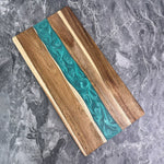 planches découper bois naturel bleu résine artisanale modernes cuillère couteau fourchette citron cerises épices