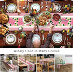 Cette image montre une table richement garnie de plats et d'assiettes décoratifs, entourée de personnes prêtes à partager un repas convivial. Le texte indique que ce type de décoration peut être utilisé dans de nombreuses situations, comme le salon, la salle à manger, le patio ou la chambre.