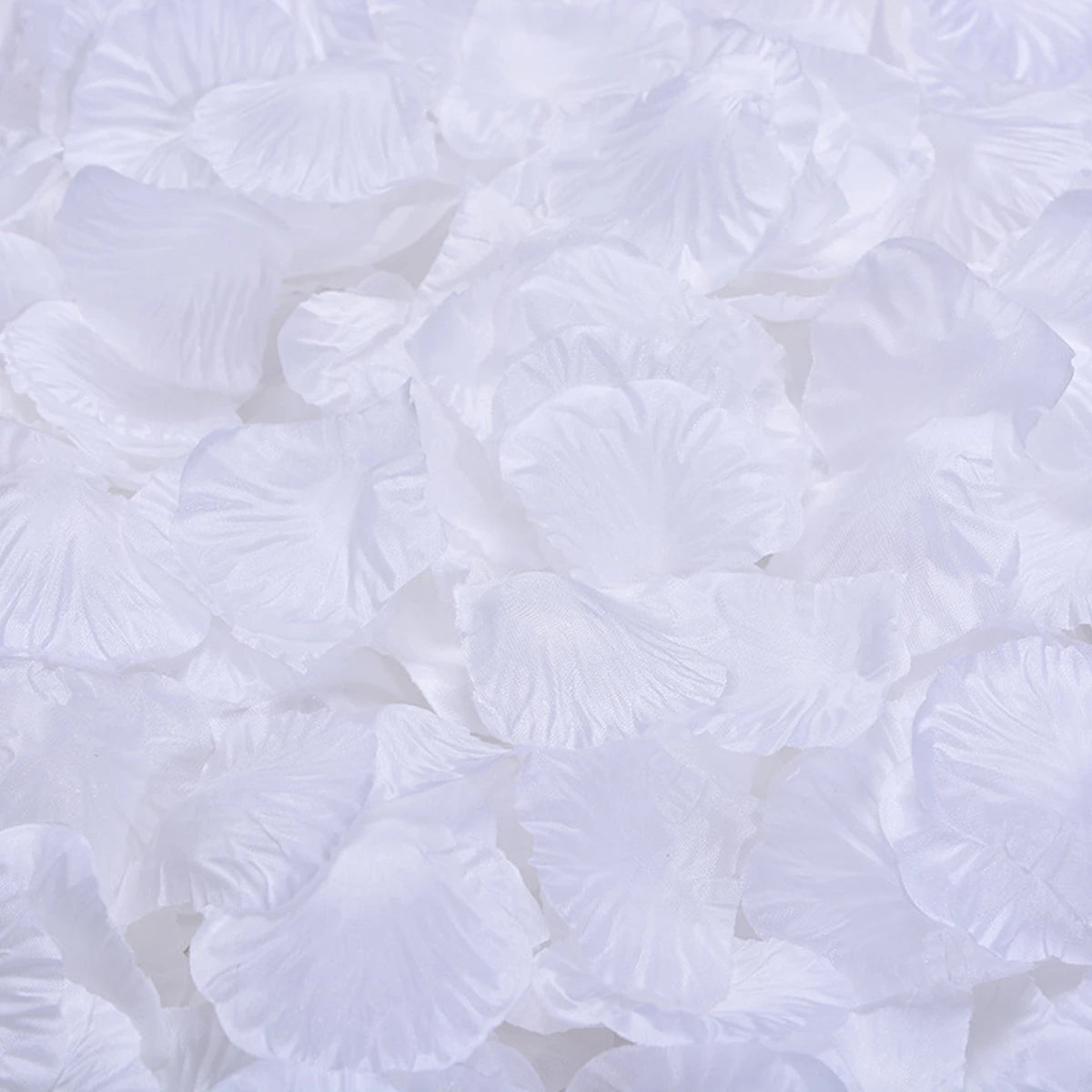 décoration mariage pétales rose blanc texturées intérieur romantique ambiance bougies