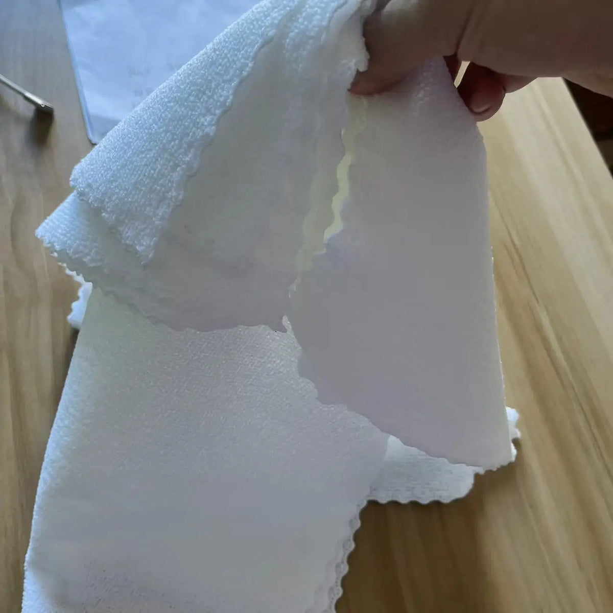 serviettes blanches texturées 30x30cm nettoyage cuisine multipropose antimicrobien écologique softwashable festonnées pack5