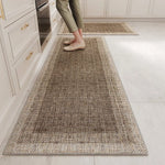 Tapis de couloir en fibre naturelle, de texture tressée, posé sur un sol en carrelage blanc dans une cuisine moderne.