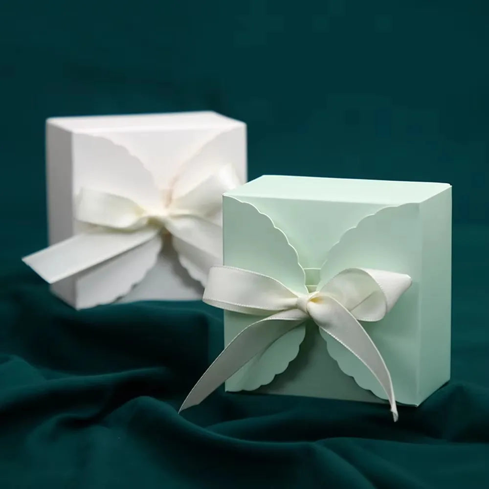 boîtes cadeaux mariage anniversaire noël blanc rose vert papier kraft bordure ondulée ruban blanc