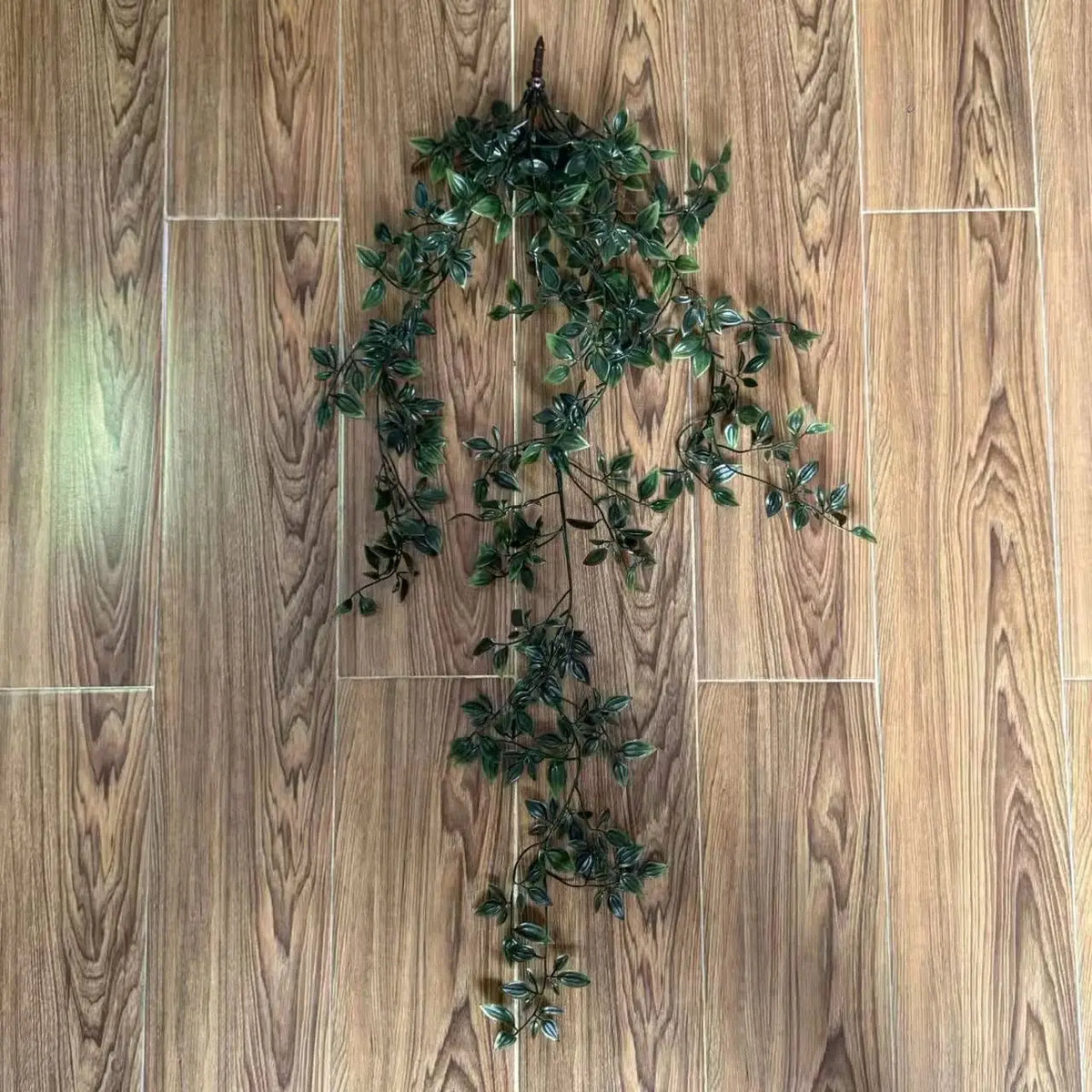plante artificielle suspendue vigne feuilles vertes décoration intérieure pot noir étagère bois chambre salon