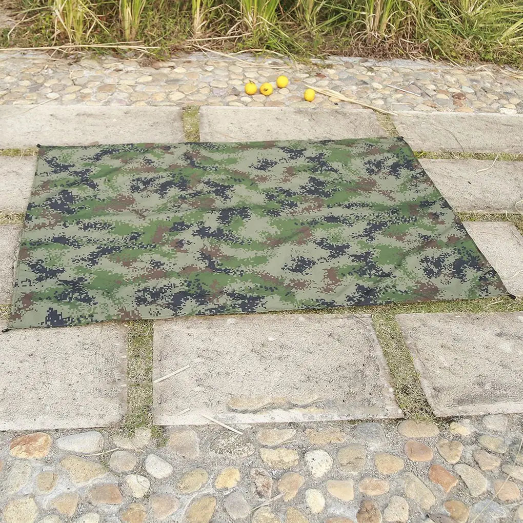 Bâche de tente utilisée comme tapis de sol à la plage