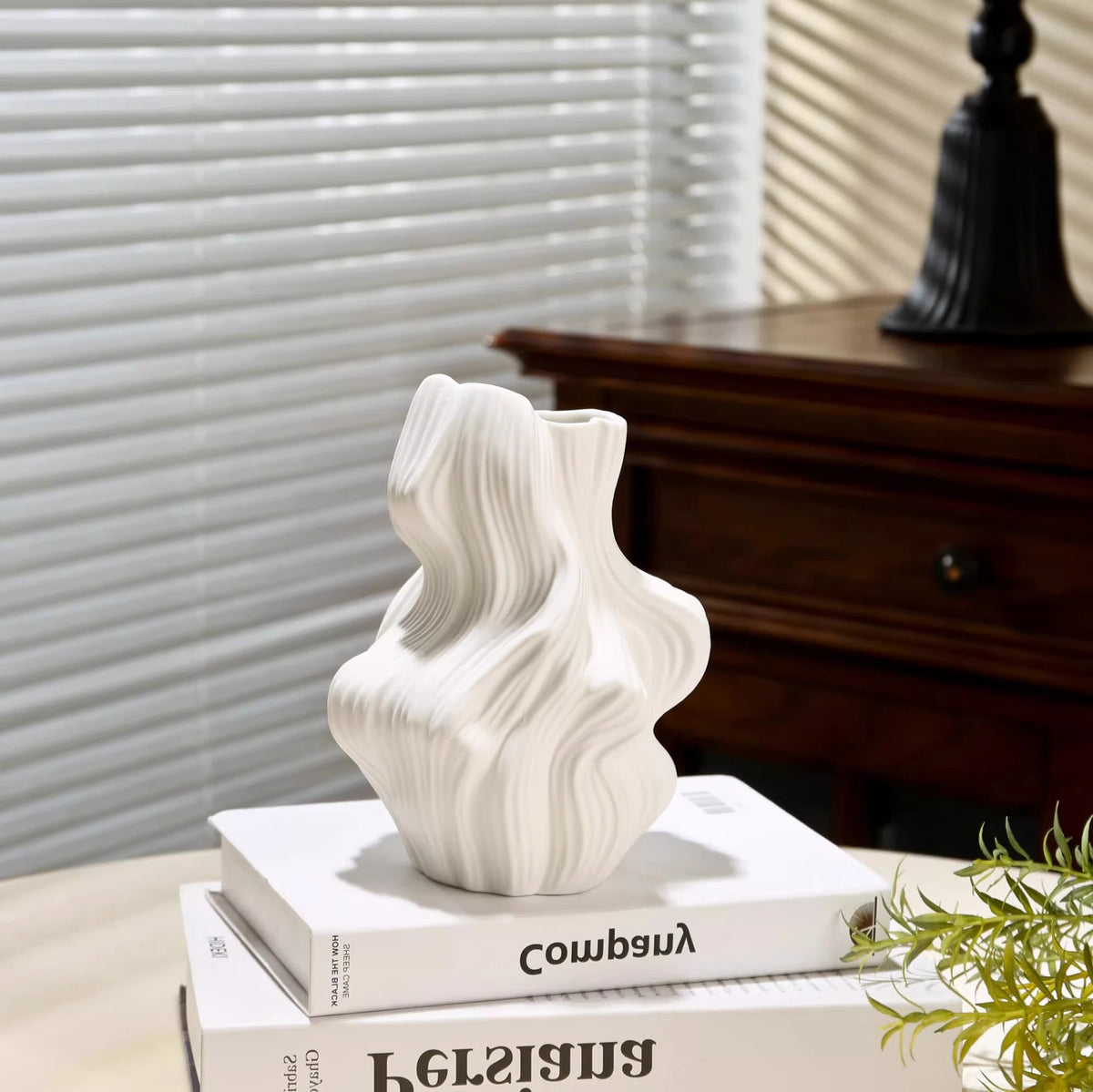 vase porcelaine blanc noir moderne sculptural abstrait plis irréguliers strié fleurs