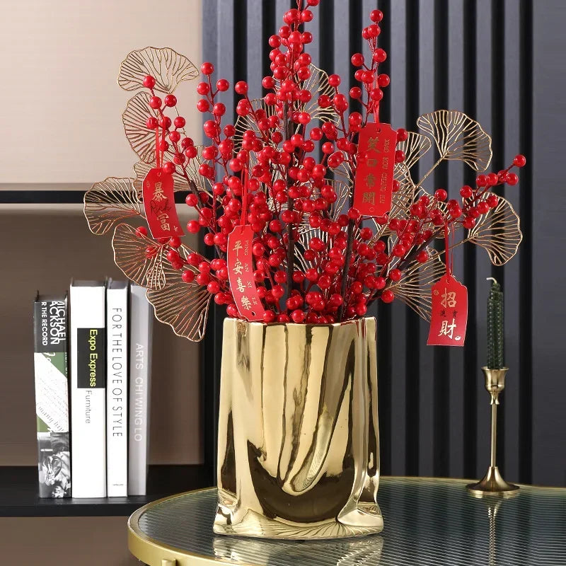 Cache-pot argenté avec arrangement floral minimaliste