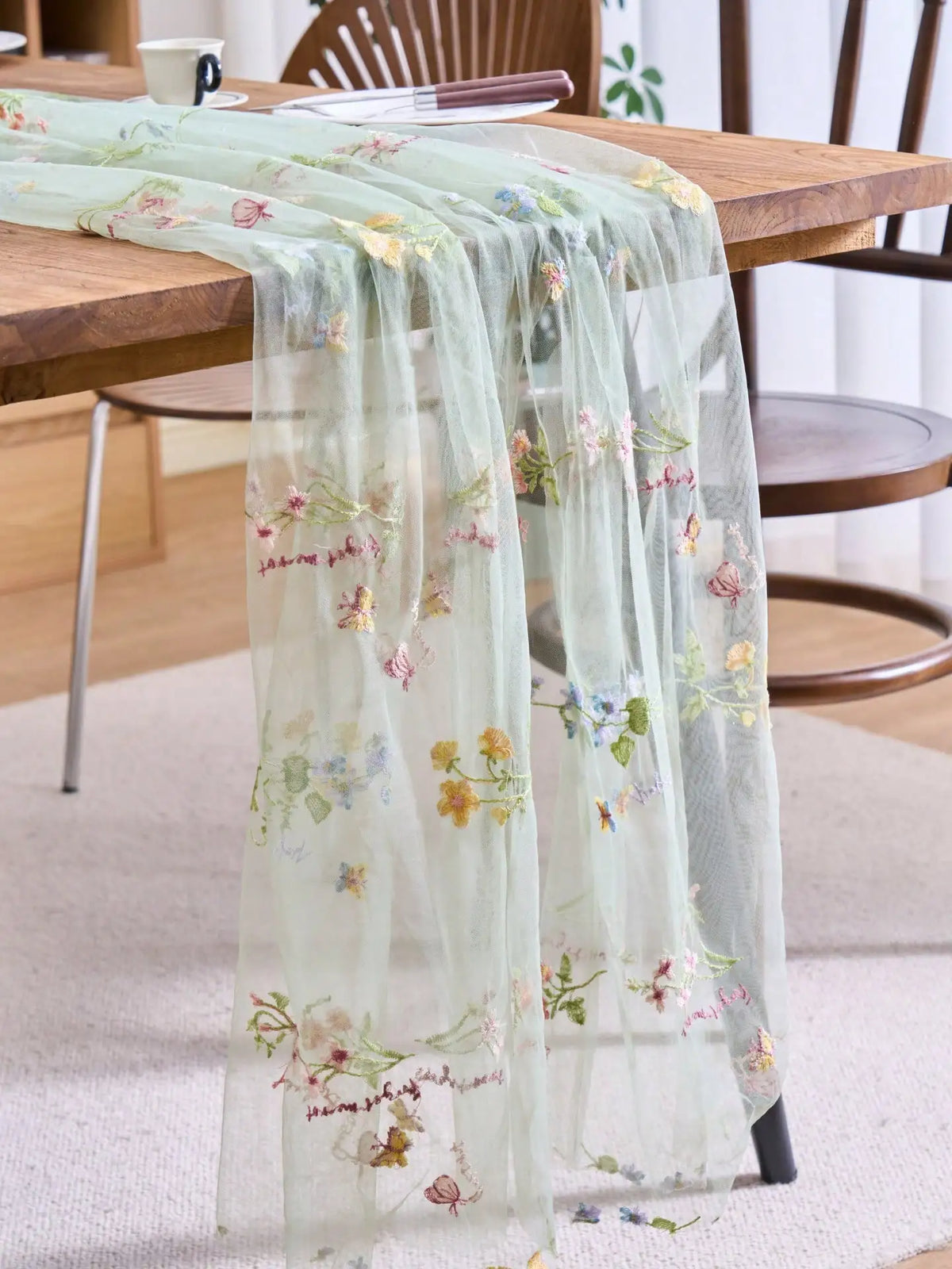 nappe transparente florale brodée vert clair rose blanc table champêtre décoration hand wash
