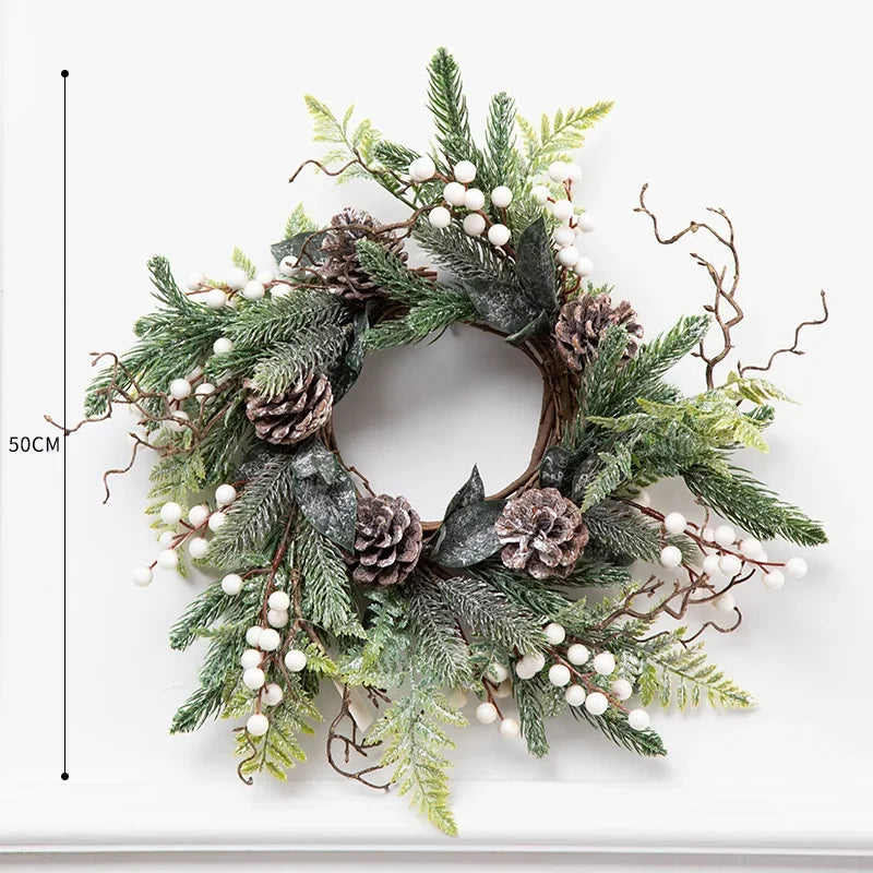 Détail de la couronne de Noël en forme de pomme de pin et baies rouges