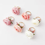 porte serviettes anneaux florals rose blanc rubans pois romantique restaurant decoration mariage opaques artificiels