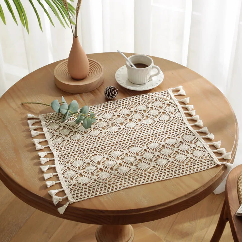 serviettes table boho chic beige clair motifs floraux crochetées tassels blancs maison restaurant festiveDecoration