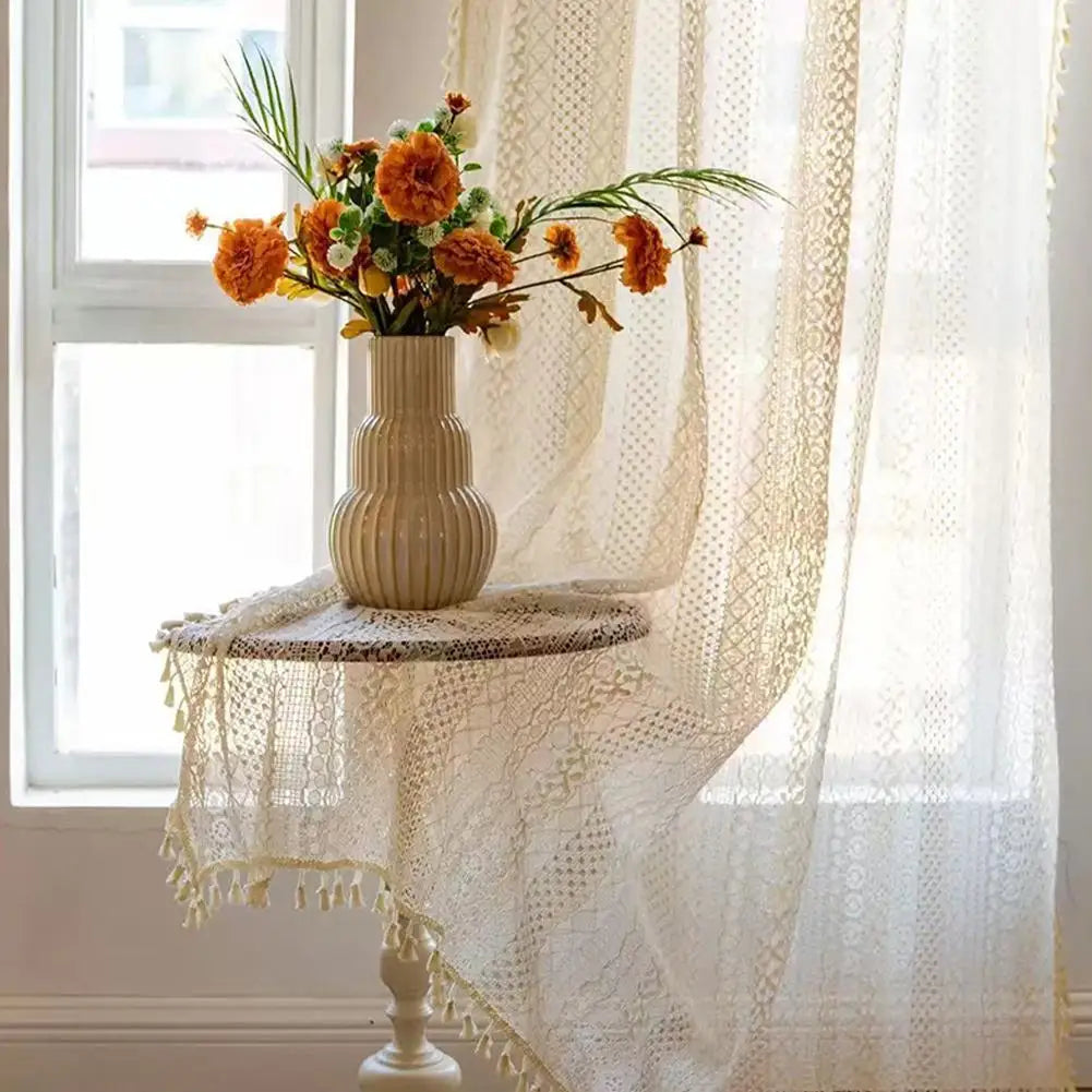 rideau crocheté boho chic motifs géométriques pompons blancs translucide polyester beige clair salon 150x100cm