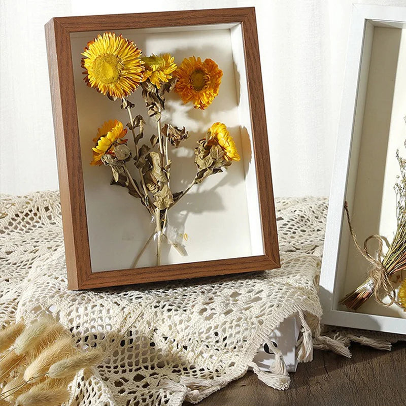 cadres photo profonds bois clair foncé verre transparent fleurs séchées tulipes rouge vintage minimaliste