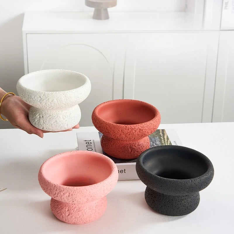 cache pot moderne ciment couleur rouge rose blanc texture granulée intérieur plante verte minimaliste