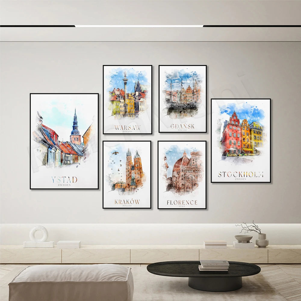 Cette image montre une collection de six œuvres d'art représentant des villes européennes célèbres, notamment Varsovie, Gdansk, Ystad, Cracovie, Florence et Stockholm. Ces illustrations aux couleurs vives et au style aquarelle capturent l'architecture distinctive et les paysages urbains de chacune de ces destinations.