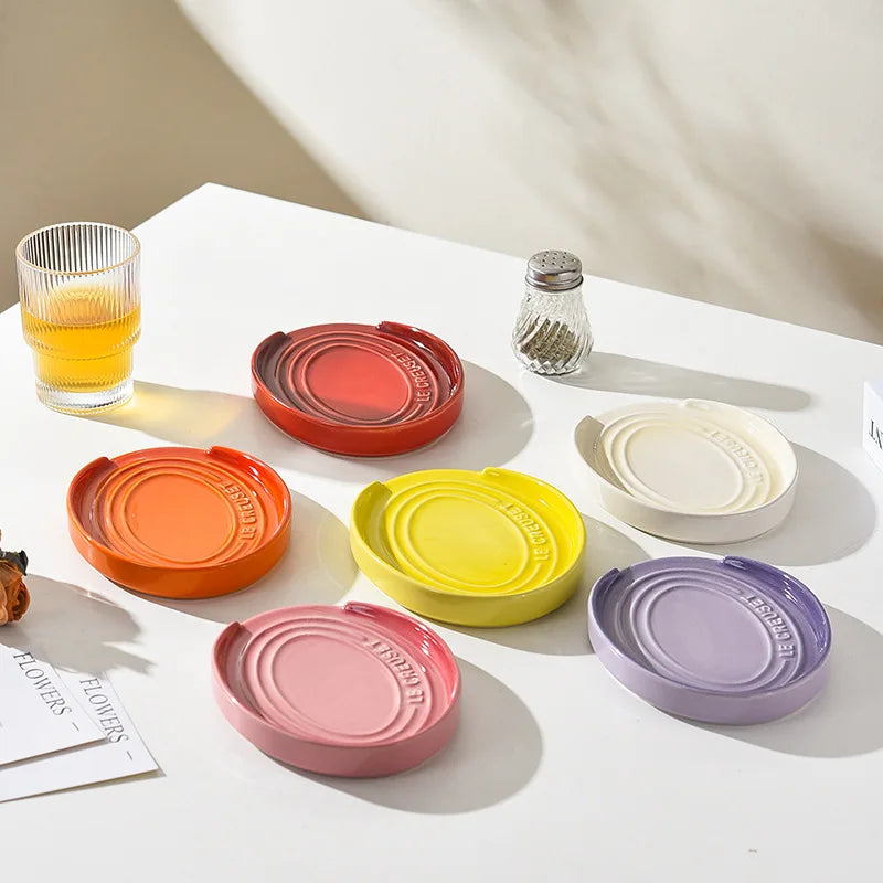 Organisateur de cuisine en céramique coloris jaune sur comptoir