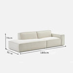 canapé d'angle moderne beige clair uni confortable salon minimaliste inclusion coussins tapis