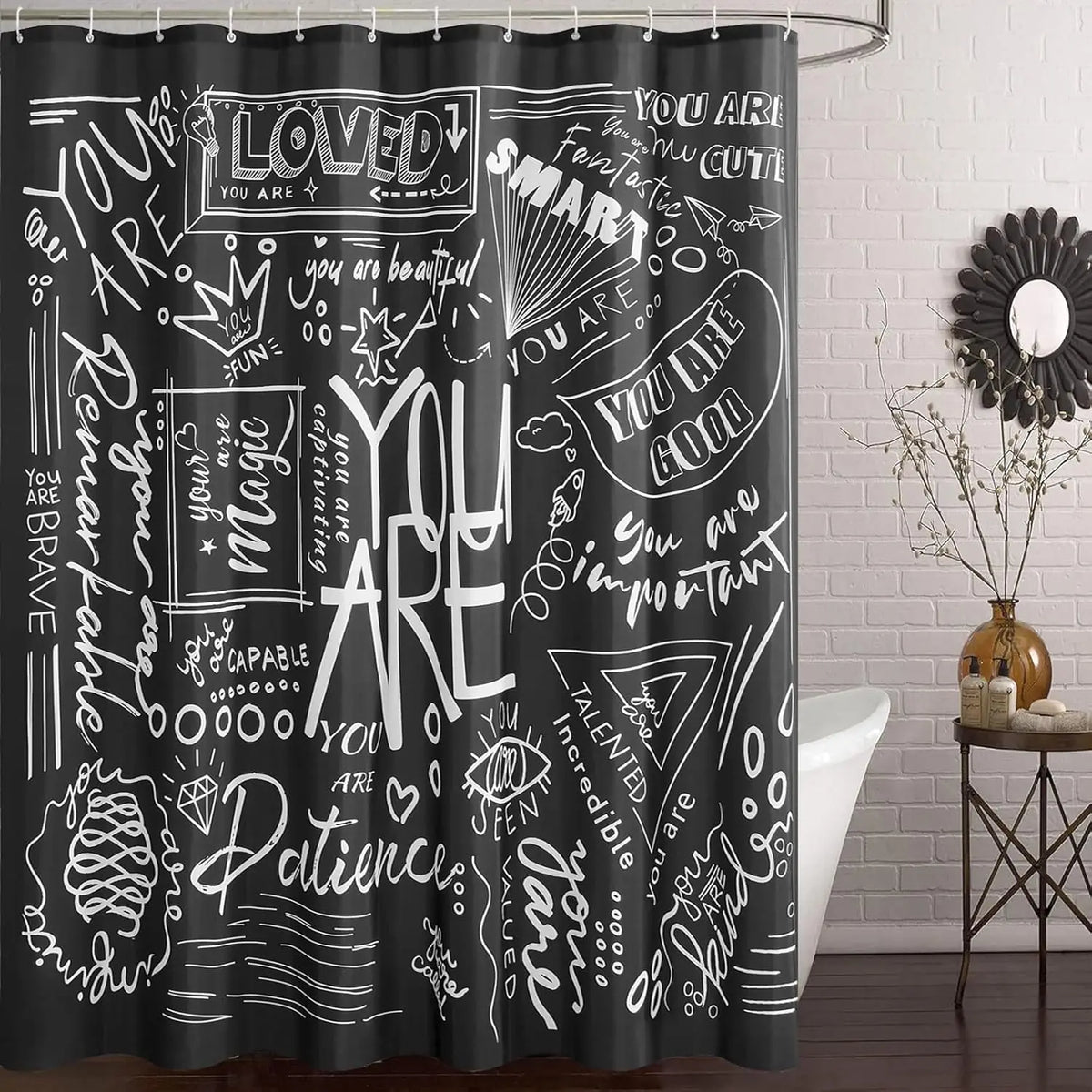 rideau douche blanc noir motifs positifs gribouillé métalliques tringle anneaux suspension salle bain