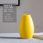 Vase en céramique jaune élégant et de design épuré, présentant des dimensions soigneusement mesurées et des caractéristiques de fabrication artisanale.